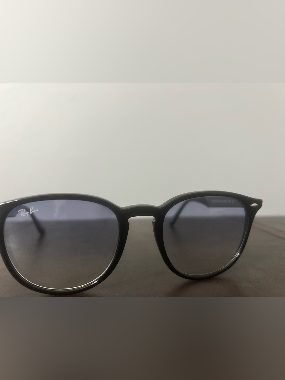 Ray-Ban Black Round Sunglasses with Gradient Lenses